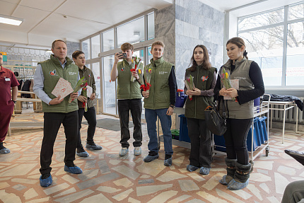 В преддверии 8 Марта активисты «Молодёжки Народного фронта» поздравили психологов ГНЦ ФМБЦ им. А.И. Бурназяна ФМБА России